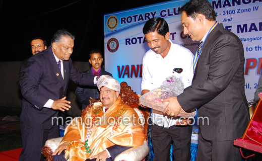 Vandana Award conferred on Dr.B.R.Shetty